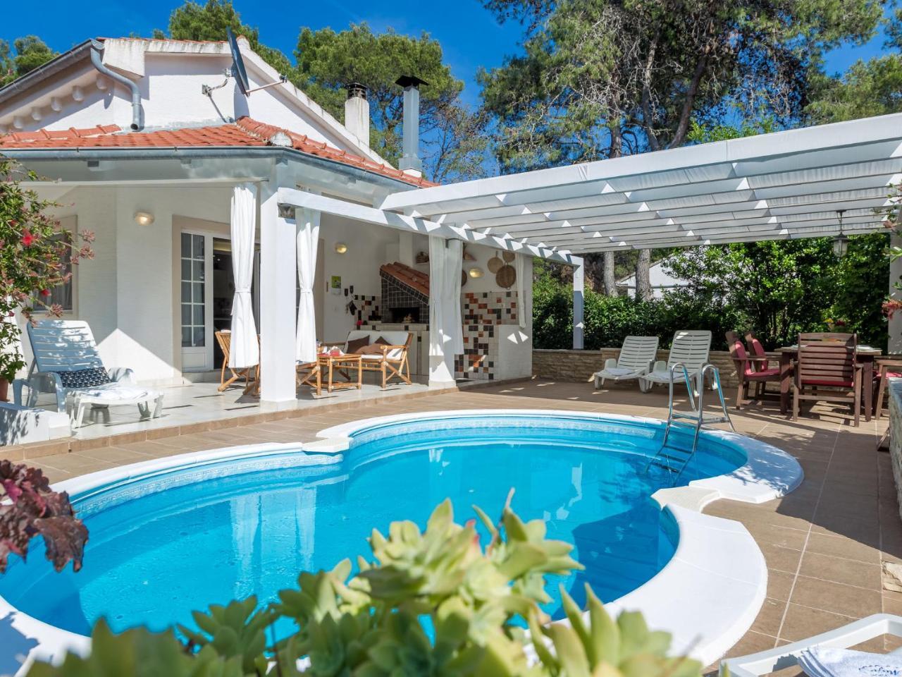 Spacious Holiday Home In Molat With Pool Brgulje Exteriör bild