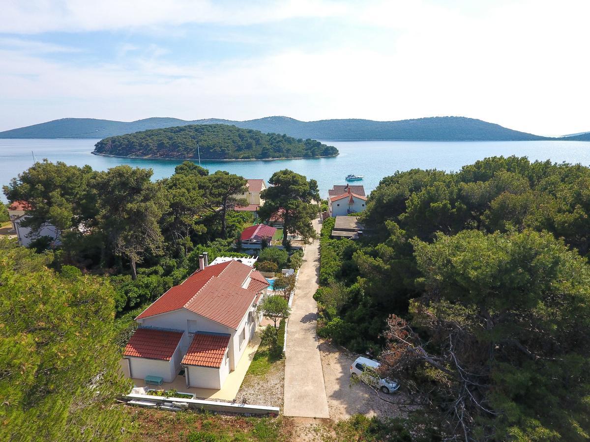 Spacious Holiday Home In Molat With Pool Brgulje Exteriör bild